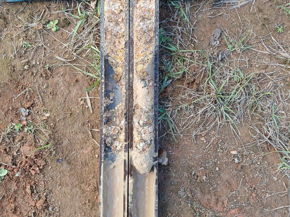 Amostrador SPT com amostra de solo — NEV Geotecnia