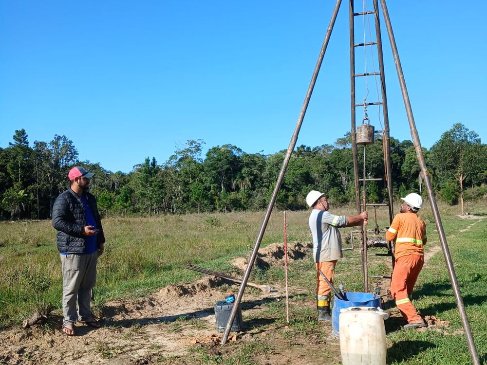 Cliente acompanhando a sondagem SPT — NEV Geotecnia