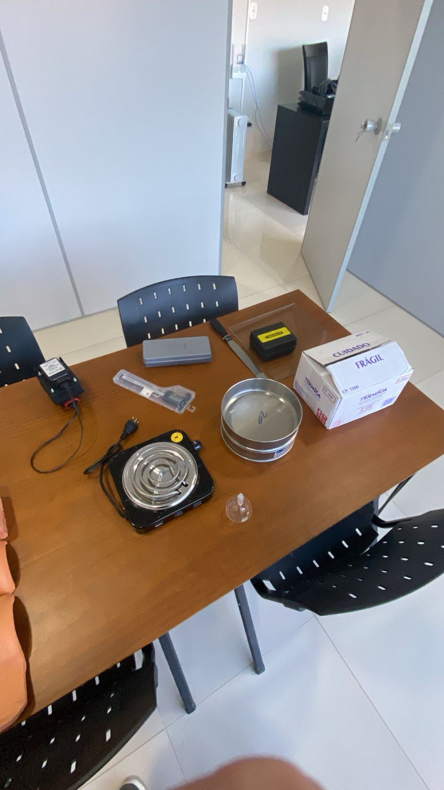 Ensaio de granulometria em laboratório — peneira, estufa e balança